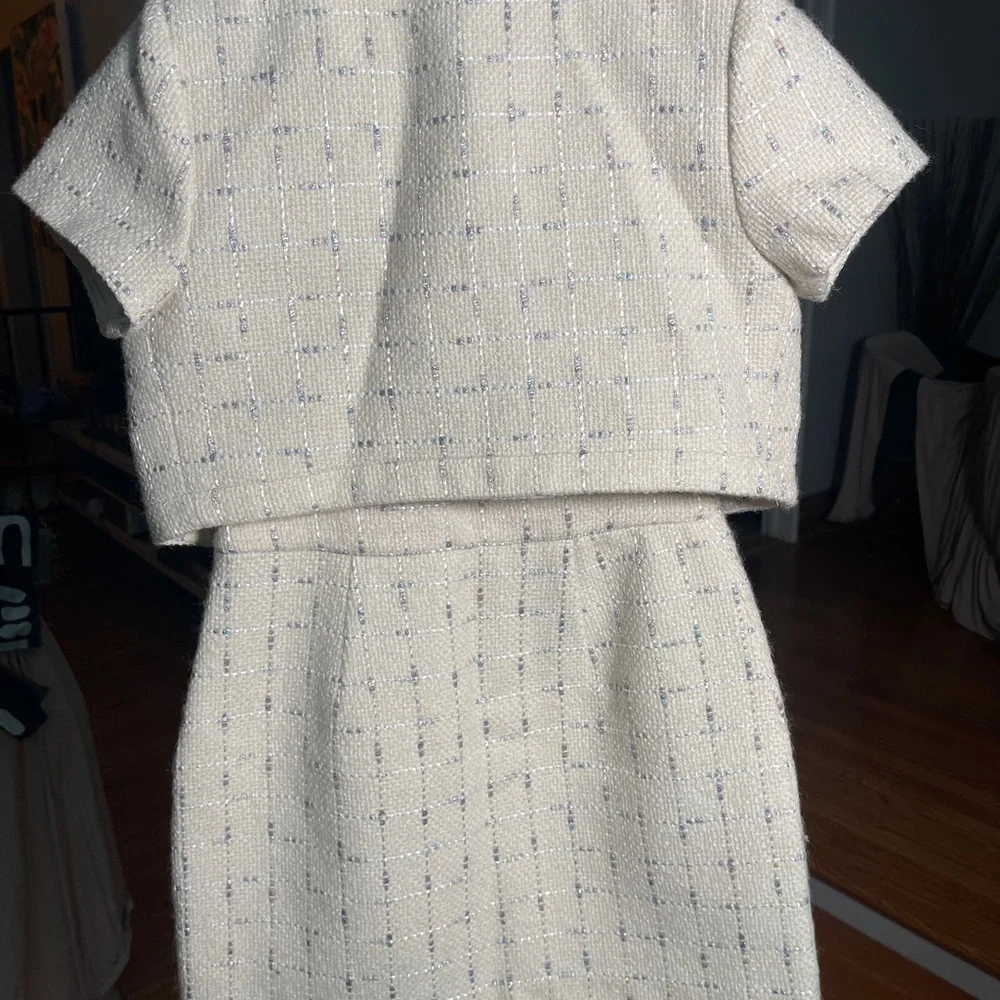 Elegant Cream Tweed Women's Blazer and Skirt Set - Picture 2 of 8